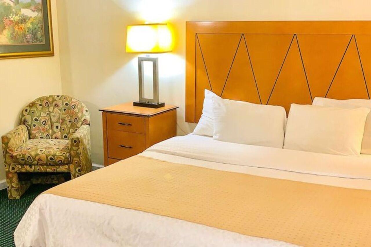 Rodeway Inn Лий Екстериор снимка