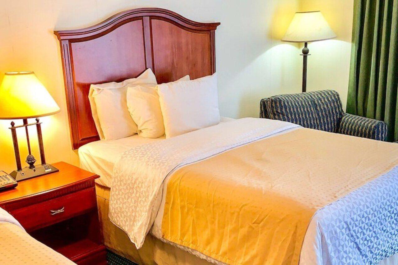 Rodeway Inn Лий Екстериор снимка