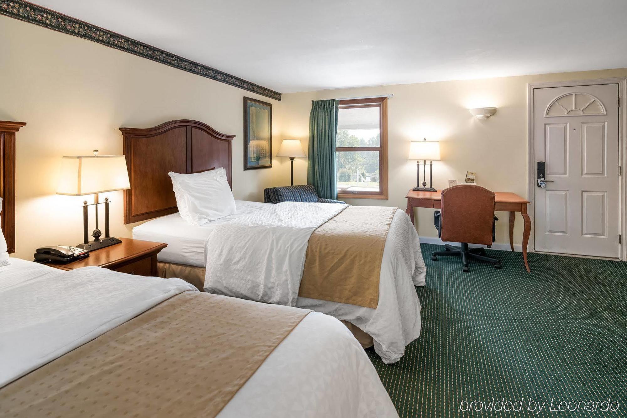 Rodeway Inn Лий Екстериор снимка