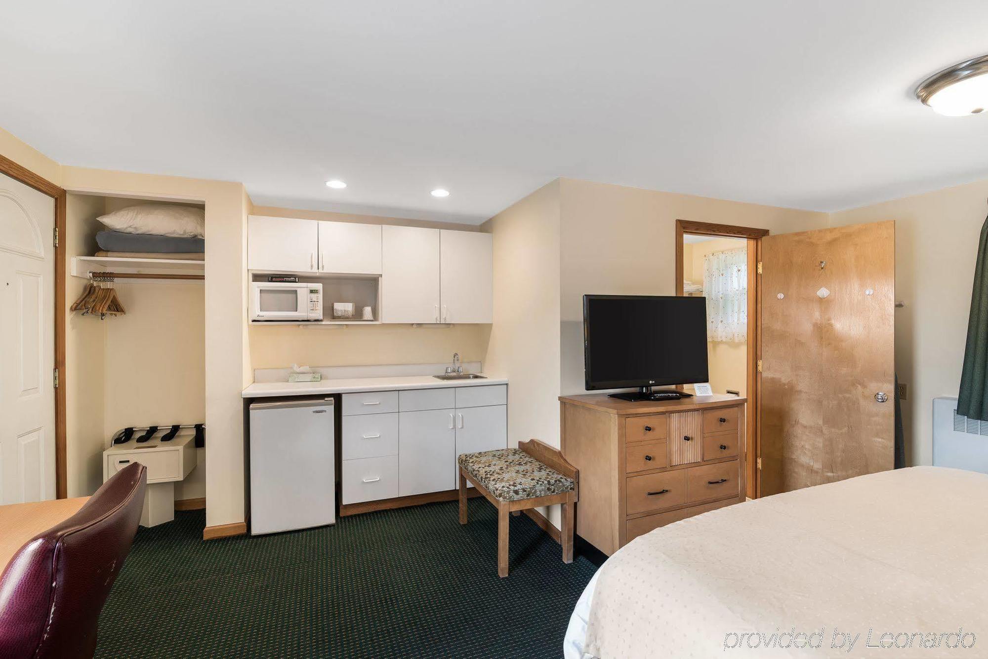 Rodeway Inn Лий Екстериор снимка
