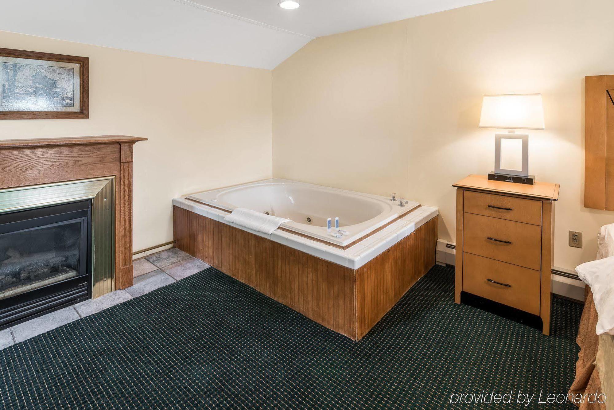 Rodeway Inn Лий Екстериор снимка