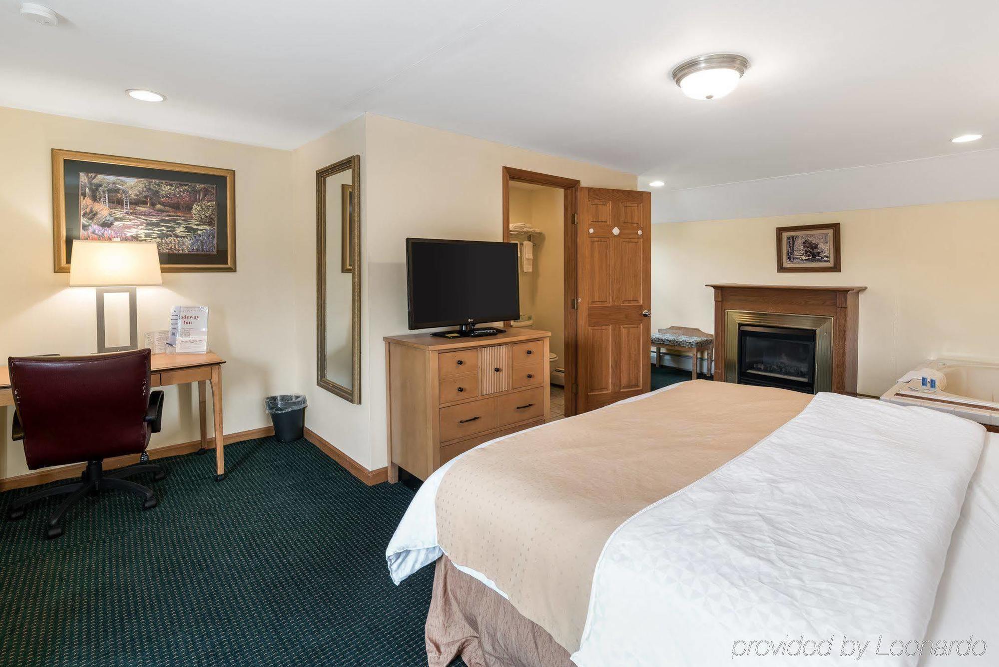 Rodeway Inn Лий Екстериор снимка