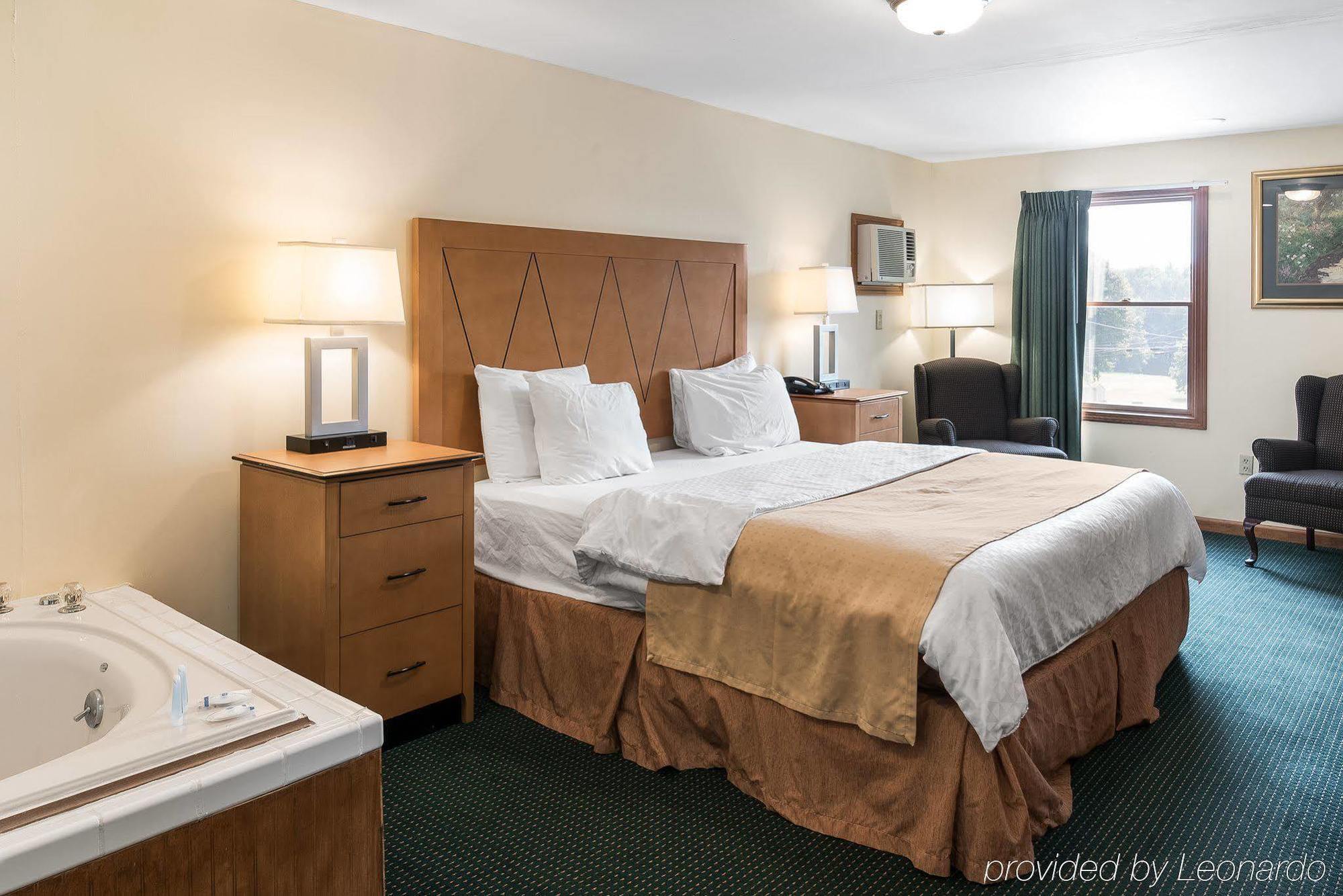 Rodeway Inn Лий Екстериор снимка