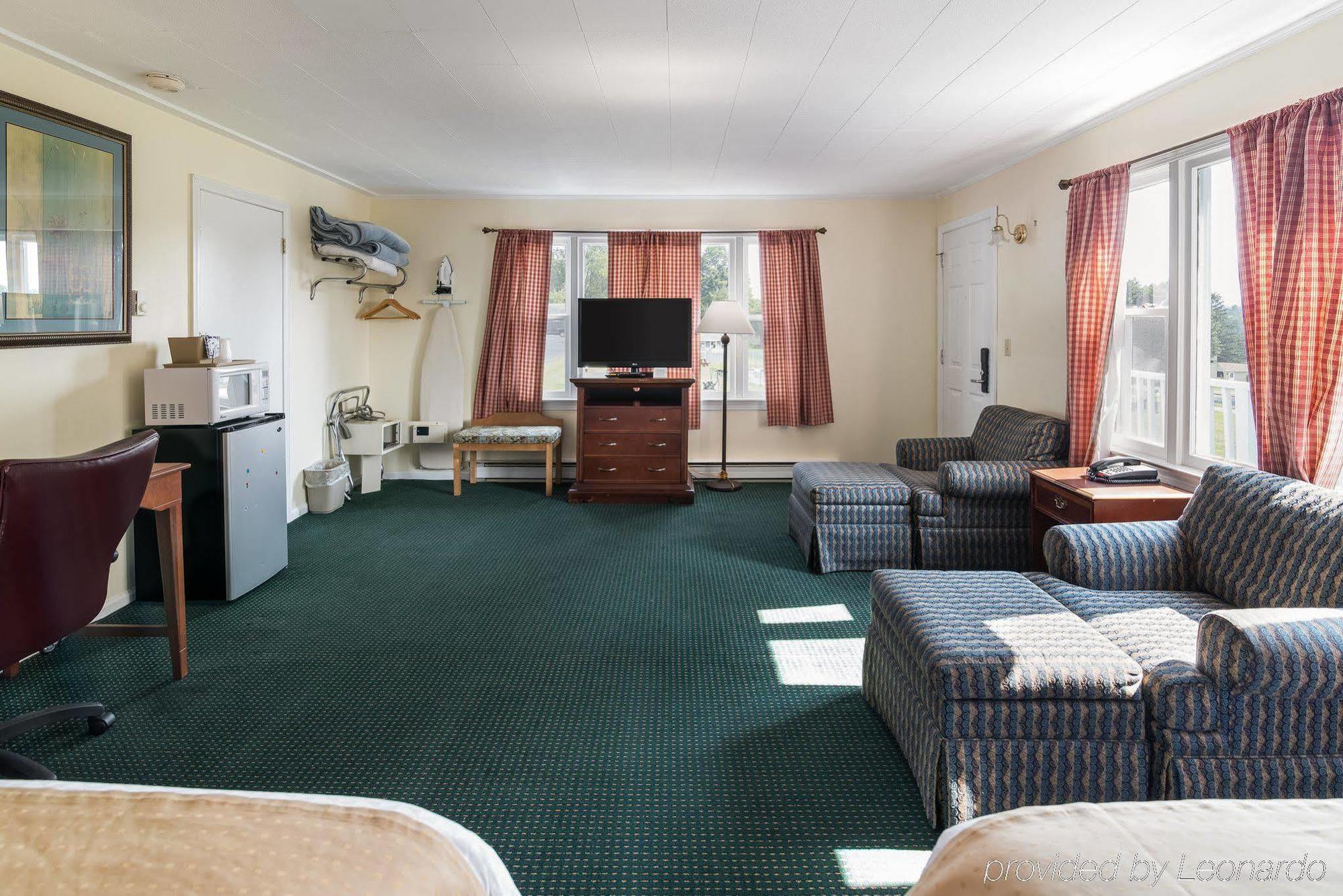 Rodeway Inn Лий Екстериор снимка