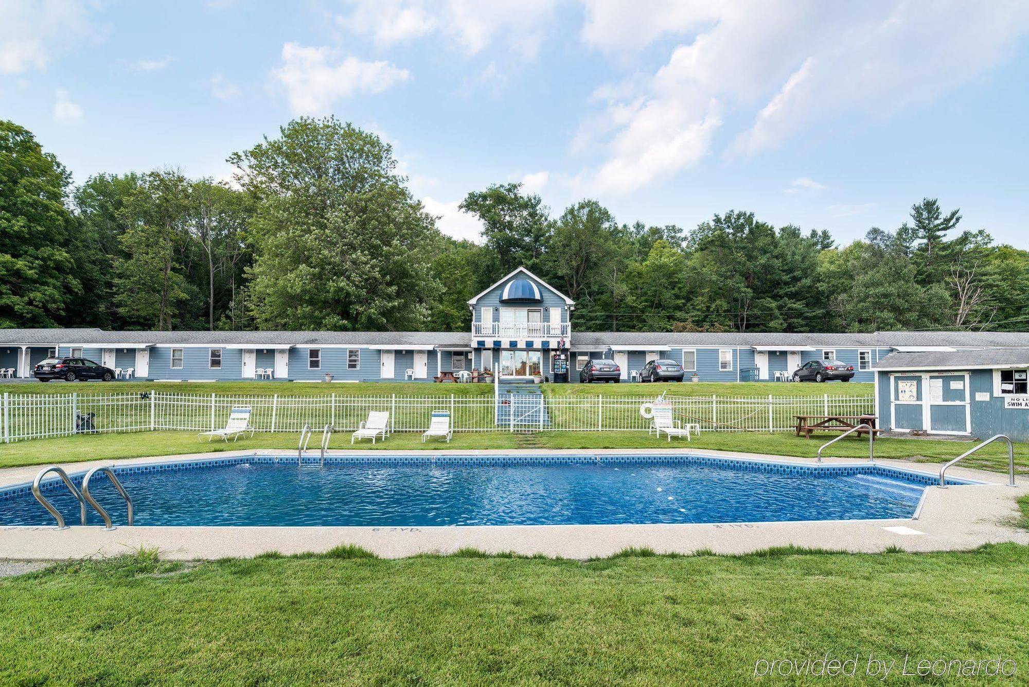 Rodeway Inn Лий Екстериор снимка