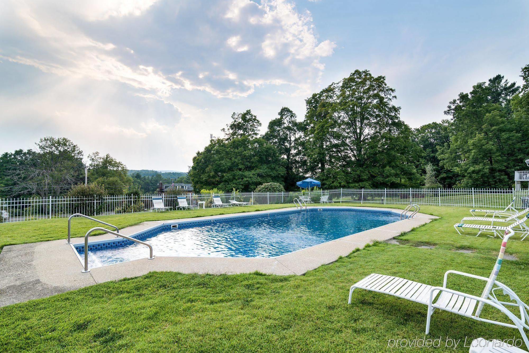 Rodeway Inn Лий Екстериор снимка